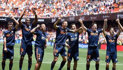 Los jugadores del Valencia, tras el partido.