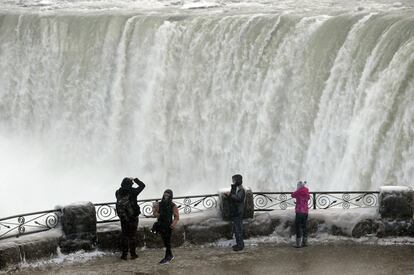 La Autoridad del Valle del Tennessee indicó que en el Sur la demanda de electricidad alcanzó su segundo nivel más alto en la historia de esa agencia, creada durante la Gran Depresión, en la década de 1930. En la imagen, visitantes contemplan la cascada de agua en las cataratas del Niágara congelas, en parte, por el vórtice polar que ha dejado al menos 21 muertos en EE UU.