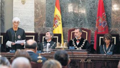 El rey Felipe VI, junto al presidente del Tribunal Supremo y del Consejo General del Poder Judicial, Carlos Lesmes, y la ministra de Justicia, Dolores Delgado 