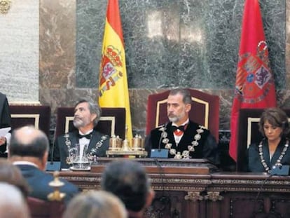 El rey Felipe VI, junto al presidente del Tribunal Supremo y del Consejo General del Poder Judicial, Carlos Lesmes, y la ministra de Justicia, Dolores Delgado 