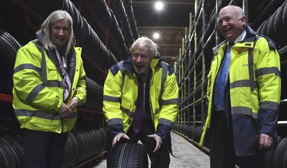 El primer ministro británico, Boris Johnson, en una fábrica en Washington (Reino Unido), el pasado 9 de diciembre. 