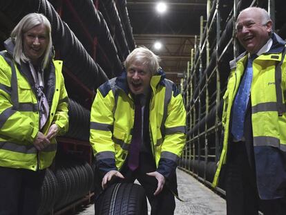 El primer ministro británico, Boris Johnson, en una fábrica en Washington (Reino Unido), el pasado 9 de diciembre. 