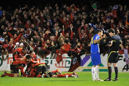 César Caneda celebra su tanto, el segundo del Mirandés contra el Espanyol.