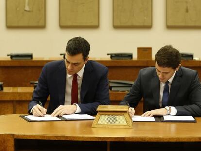 Sánchez i Rivera signen l'acord entre les dues formacions, dimecres al Congrés.