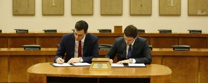 Sánchez i Rivera signen l'acord entre les dues formacions, dimecres al Congrés.