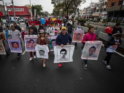 Familiares de los 43 normalistas peregrinan hacia la Basílica de Guadalupe, el 26 de diciembre en Ciudad de México.