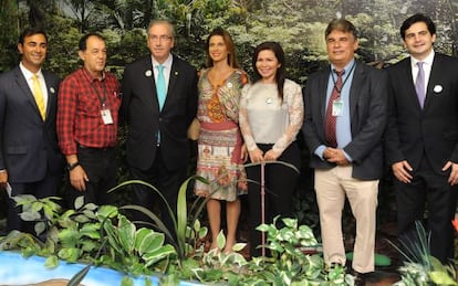 Cunha com a mulher, Claudia Cruz, ao lado, em evento da Câmara Itinerante no Amazonas, em junho.