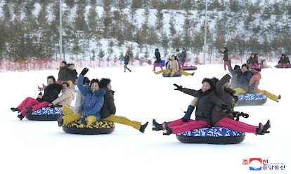 Un grupo de turistas se divierte en la nieve, en el Yangdok Hot Spring Resort (Corea del Norte).