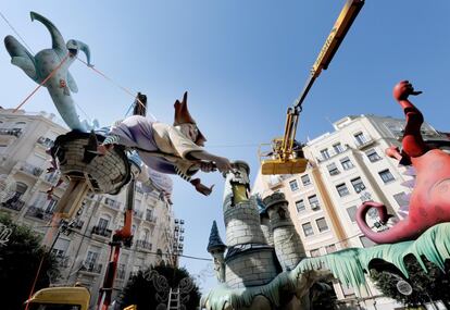 Operarios falleros trabajan con grandes grúas para ensamblar las piezas mas grandes y altas de las distintas fallas en los barrios de Valencia. 