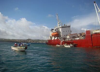 El barco encallado cerca de la isla de San Cristóbal