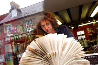 Una mujer hojea algunos libros en una de las librerías de Hay-on-Wye.