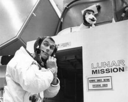 Gene Cernan se prepara para entrar en el simulador lunar, en abril de 1969. El módulo fue apodado 'Snoopy', de ahí el peluche sobre la puerta.