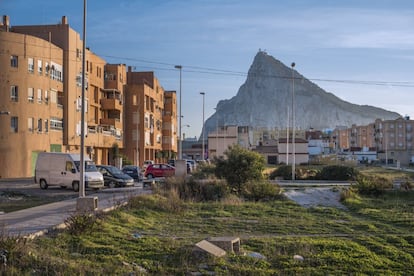 El barrio de la Atunara es el reverso del progreso y el auge de la riqueza gibraltareña, su tasa de desempleo es una de las más altas de España. Casi 10.000 linenses trabajan en la Roca.