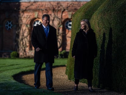 El vicepresidente de la Comisión Europea, Maros Sefcovic, y la ministra británica de Asuntos Exteriores, Liz Truss, en los jardines del Chevening House, la sede del Foreign Office británico, este viernes.