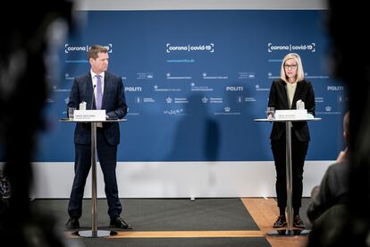 El director de la Dirección General de Sanidad, Sren Brostrm, y la la jefa de departamento de la Agencia del Medicamento danesa, Tanja Erichsen, durante una rueda de prensa el 25 de marzo.