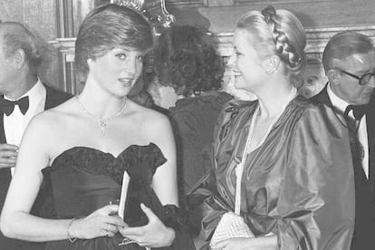 Cuando Carlos y Diana estaban prometidos ella ya empezaba a acudir a actos con la realeza. En marzo de 1981 estuvo con Gracia de Mónaco en un acto en el Goldsmith Hall de Londres.
