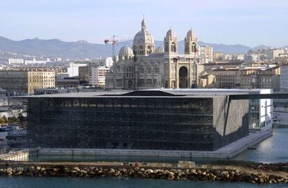 Vista de Marsella, con el edificio en construcción del Museo de las Civilizaciones de Europa y del Mediterráneo y, detrás, la catedral de Sainte-Marie-Majeure.