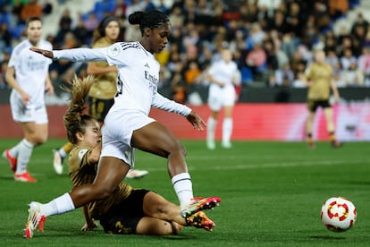 Linda Caicedo dribla a una rival este jueves en Butarque (Legans) en la semifinal de la Supercopa entre el Real Madrid y la Real Sociedad.