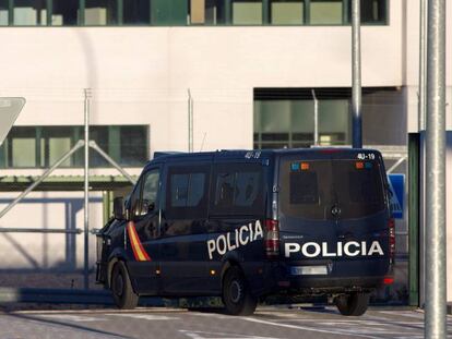 Un furg&oacute;n de la polic&iacute;a entra en la c&aacute;rcel de Archidona, este diciembre.