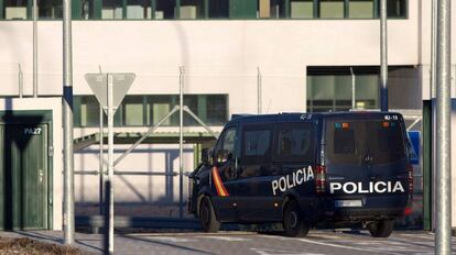 Un furgón de la policía entra en la cárcel de Archidona, este diciembre.