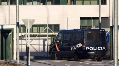 Un furg&oacute;n de la polic&iacute;a entra en la c&aacute;rcel de Archidona, este diciembre.