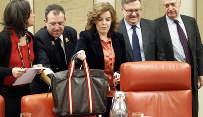 Soraya de Santamaría, en el centro, antes de tomar asiento en la comisión constitucional del Congreso.