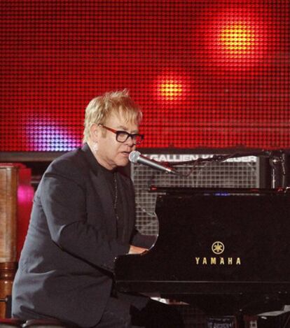 Elton John en una actuación en homenaje a Neil Young en Los Ángeles el 29 de enero de 2010