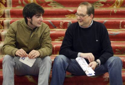 Los escritores Pedro Ugarte (derecha) y Beñaut Barandiaran aguardan en el Arriaga su turno para participar en la lectura.