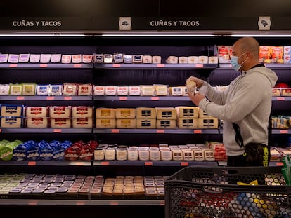 A local in Seville buying groceries during the coronavirus pandemic.