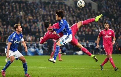 Cristiano y Uchida pugnan por un bal&oacute;n.