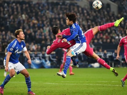 Cristiano y Uchida pugnan por un bal&oacute;n.