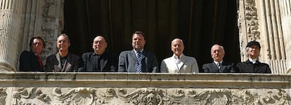 De derecha a izquierda, el arquitecto Arata Isozaki, el presidente de Viviendas Ciudad de Sevilla, Antón Iraculis, el arquitecto Norman Foster, el alcalde de Sevilla, Alfredo Sánchez Monteseirín, el arquitecto Jean Nouvel y el arquitecto Guillermo Vázquez Consuegra, en septiembre de 2006.