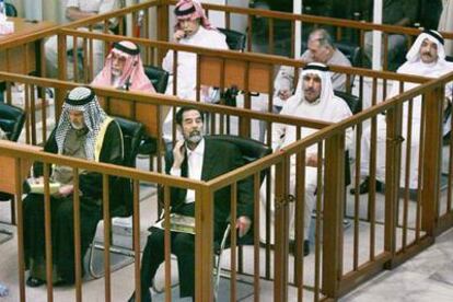 Sadam Husein escucha las conclusiones de la Fiscalía, hoy en Bagdad.