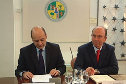 Juan Francisco Duque Carrillo, rector de la Universidad de Extremadura, y Emilio Botín, presidente del Grupo Santander