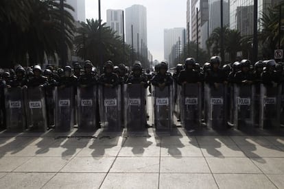 La polic&iacute;a desplegada este domingo en el centro de la capital mexicana.