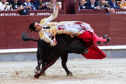 El diestro Alberto López Simón sufre una cogida con su primero durante el vigésimo cuarto festejo de la Feria de San Isidro.