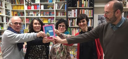 Fernando Valverde, fundador de Jarcha y presidente de la CEGAL; Cynthia Hidalgo, autora de 'Historias de una pera'; Rocío Valverde, responsable de la librería Jarcha; Carmen Moyano y Guillermo Montesinos, editores de bookolia, en la presentación de la novela el pasado viernes.