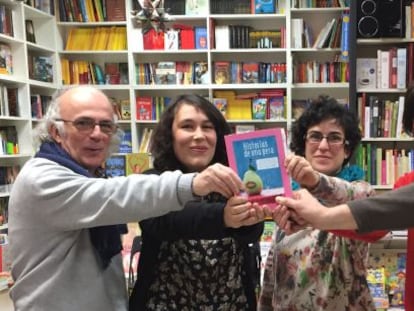 Fernando Valverde, fundador de Jarcha y presidente de la CEGAL; Cynthia Hidalgo, autora de &#039;Historias de una pera&#039;; Roc&iacute;o Valverde, responsable de la librer&iacute;a Jarcha; Carmen Moyano y Guillermo Montesinos, editores de bookolia, en la presentaci&oacute;n de la novela el pasado viernes. 