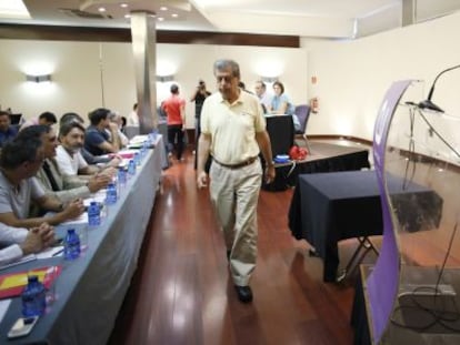 Sosa Wagner pasa por delante de Rosa Díez (en el atril) durante el Consejo Político extraordinario de UPyD el pasado 6 de septiembre.