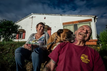 Los belgas Godelieve Volckaerts y Ronny van Thillo llevan seis años viviendo en Suelves (Huesca). Allí han encontrado la tranquilidad, sin vecinos ni visitantes, junto a sus perros y la naturaleza. Ellos mantienen el legado de otros compatriotas que fueron estafados hace 40 años con promesas de un complejo turístico y decidieron quedarse en el pueblo.