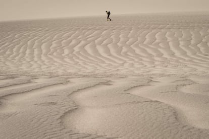 Um dos corredores da primeira edição da Maratona das Areias, no Peru, durante a quarta etapa da corrida, em 1 de dezembro de 2017.