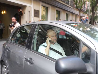 Los miembros de la ejecutiva socialista Antonio Pradas y Eva Matarín salen de la sede del PSOE tras presentar su dimisión.