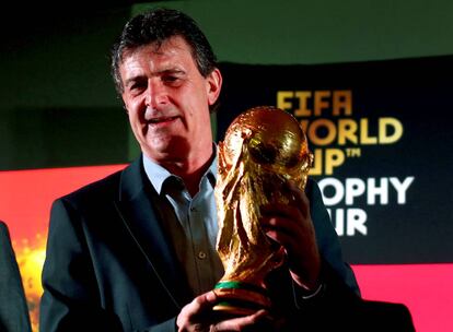 Mario Kempes sujetala Copa del Mundial de Fútbol en Buenos Aires, el 29 de marzo pasado. 