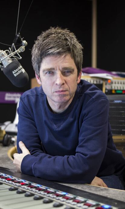 <p><a href="http://www.gq-magazine.co.uk/article/noel-gallagher-interview" target="_blank">Sobre Adele</a>: "No me gusta. Siempre aparece en la radio cuando estoy desayunando. ¿Otra vez 'Hello'? No, ¡vete a la mierda!". <a href="http://www.telegraph.co.uk/culture/music/11405536/Noel-Gallagher-I-was-told-I-would-virtually-drop-dead-if-I-stopped-taking-these-tablets...-The-health-games-a-racket.html" target="_blank">Sobre Mick Jagger</a>: "Cuando se pone a tocar la guitarra parece gilipollas". Sobre Emeli Sande: "Esa puta música es para abuelas". Sobre Bloc Party: "Es mierda 'indie". Sobre los Kaiser Chiefs: "No significan nada para nadie, excepto para sus novias feas". Sobre su hermano Liam: "Es maleducado, arrogante, intimidatorio y vago. Es el hombre más enfadado que te podrías encontrar. Es como un hombre con un tenedor en un mundo donde solo hay sopa". </p>