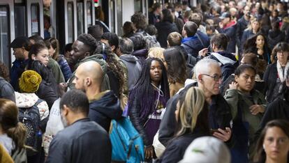 Aglomeración en la estación de metro de Cataluña en la jornada de huelga, este lunes.