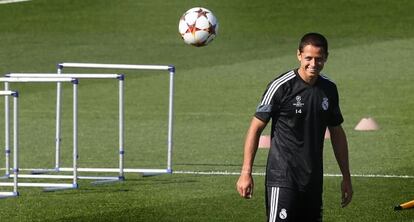 Chicharito, en un entrenamiento del Madrid 