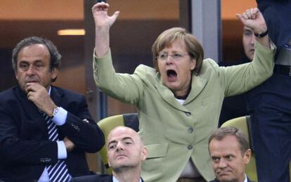 Merkel celebra un gol de la selecci&oacute;n alemana durante la Eurocopa de 2012, celebrada en Polonia.