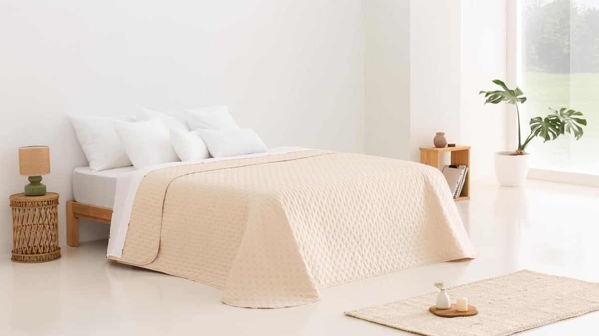 Esta colcha para primavera destaca por su diseño ligero, tejido agradable al tacto y disponibilidad de colores. 