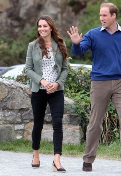 Catalina de Cambridge con su marido, el príncipe William, en su primera aparición tras el parto, el 30 de agosto de 2013.