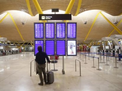 Un pasajero comprueba su vuelo en la Terminal 4.